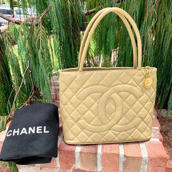 CHANEL Handbags - 🎉HOST PICK🎉CHANEL Iconic Caviar Medallion Tote